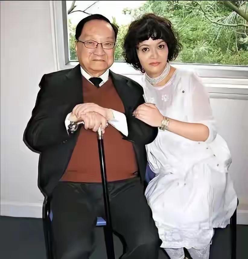 1976年，52岁的金庸爱上16岁女招待。他想要和妻子离婚，妻子说：“可以，但是