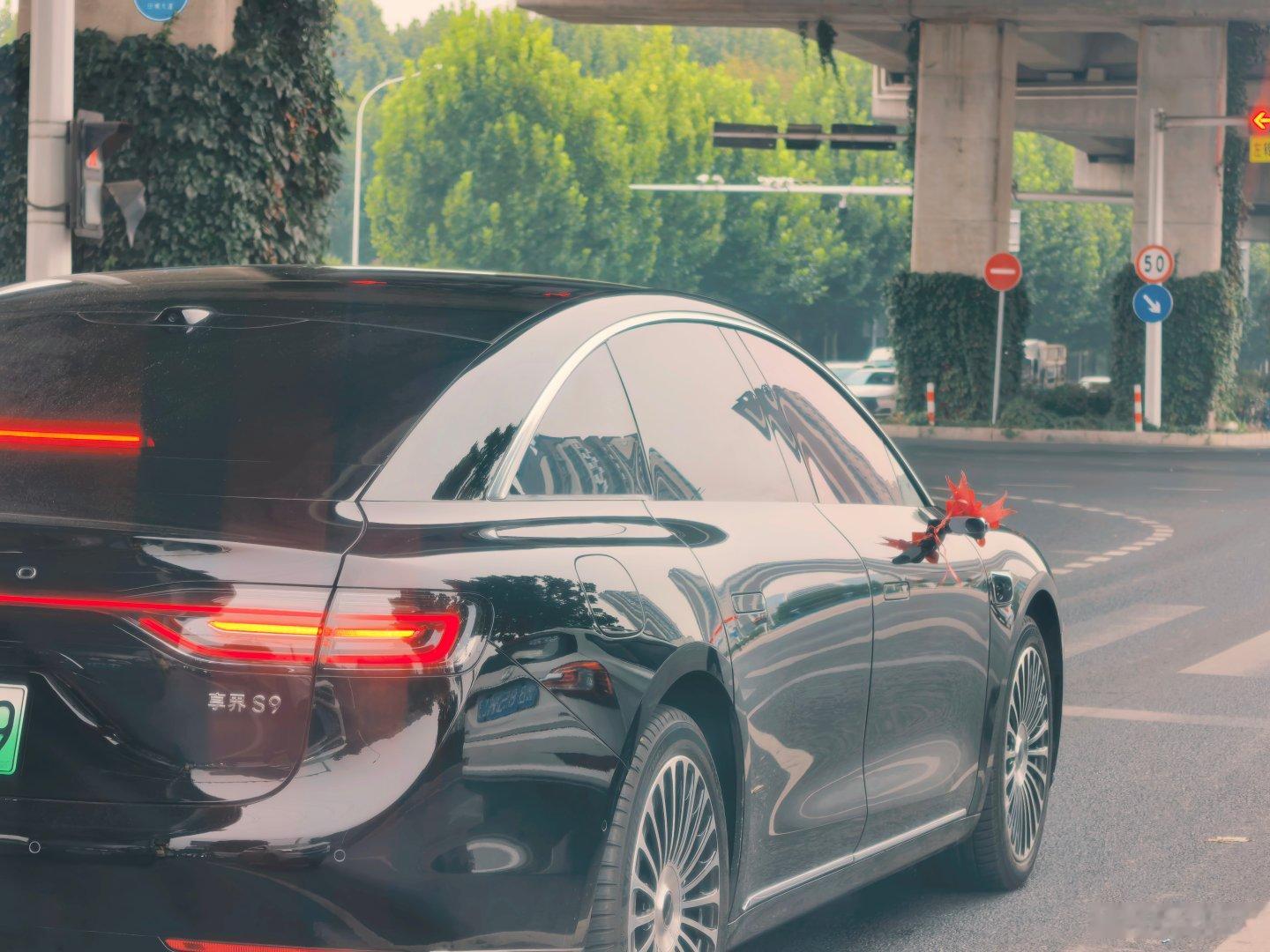 偶遇享界S9婚车。​