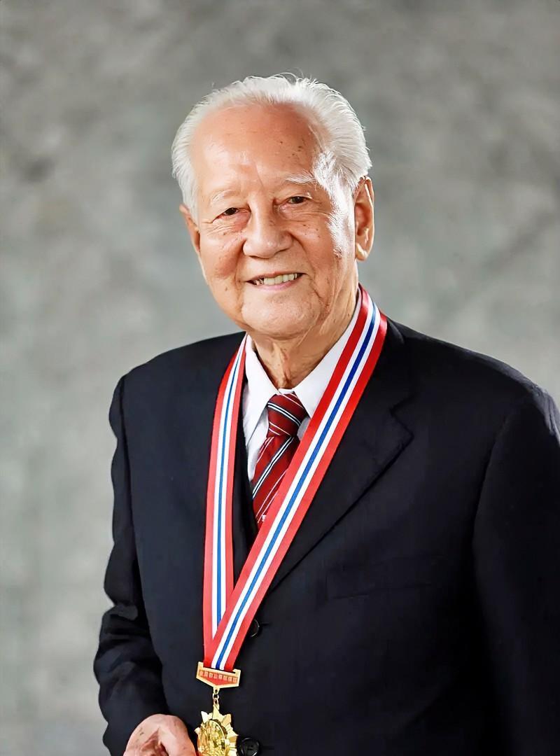 深海归途：核潜艇之父黄旭华隐姓埋名30年，跪碎青石唤一声‘妈’