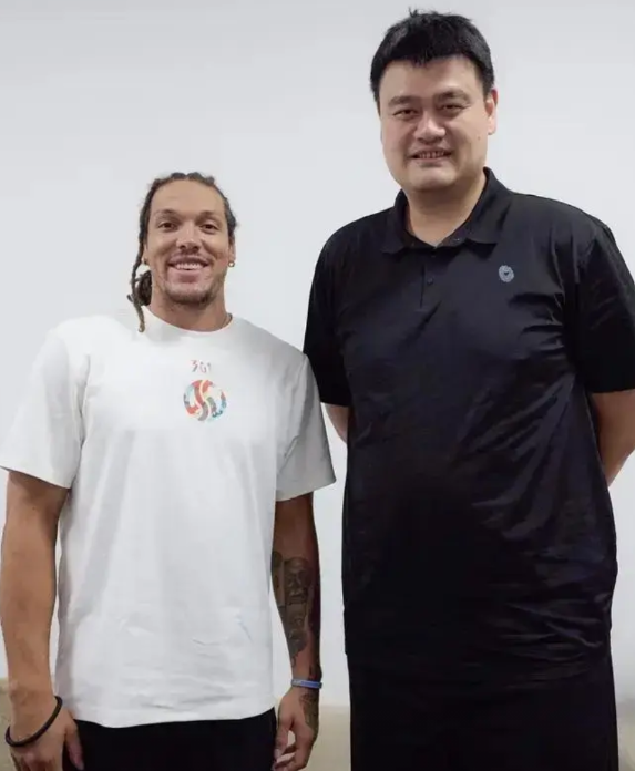 掘金队今天晒出了戈登和姚明的合照，哪怕是人高马大的戈登，站在姚明旁边也变得“小鸟