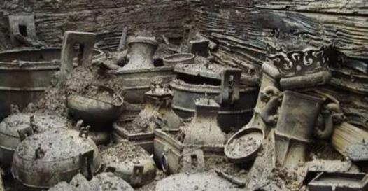 1978年，河南两渔民正在丹江口水库打鱼，没想到一网兜儿下去竟拉不动，于是两人只