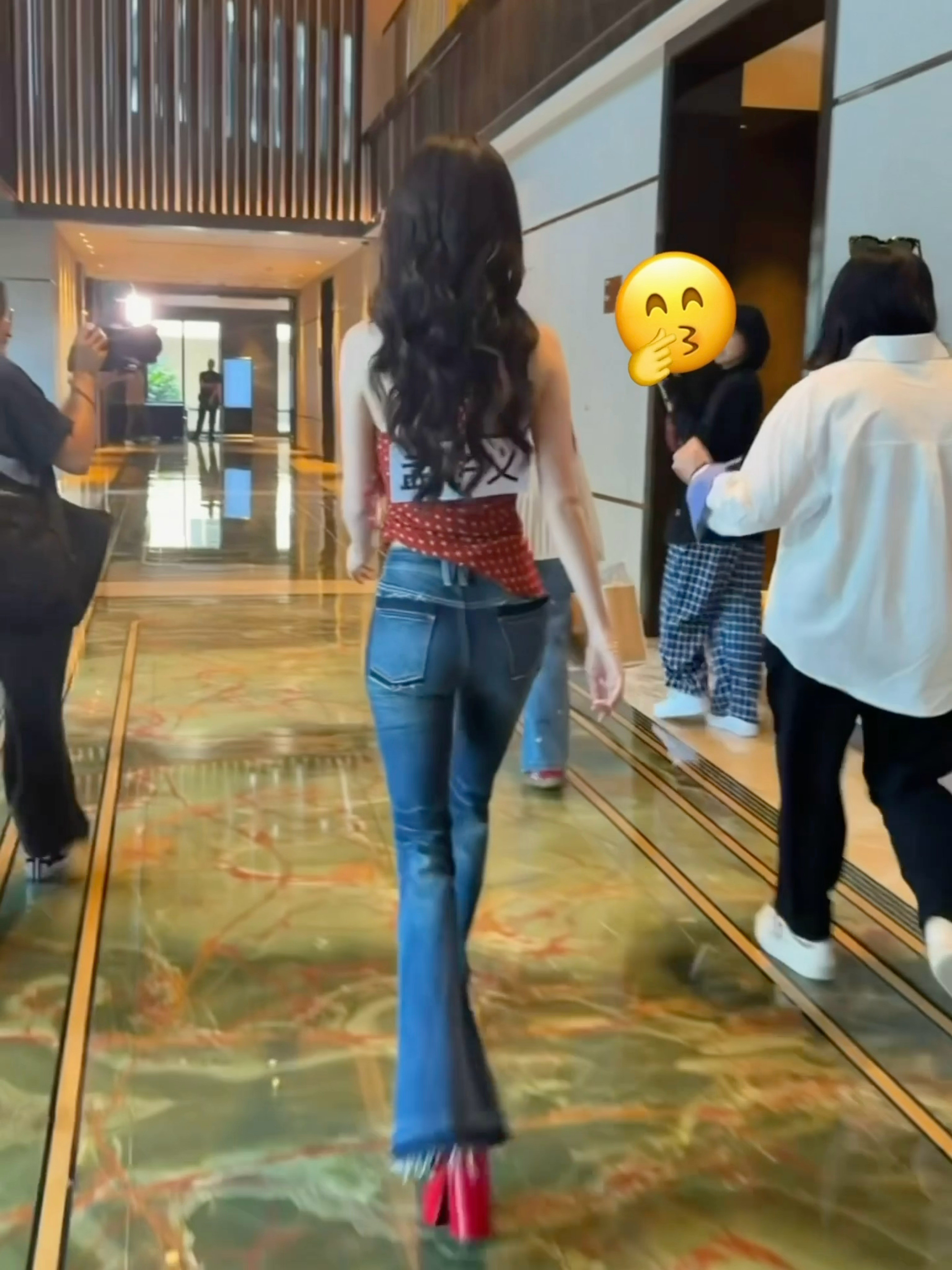 所有人请看孟子义这个摇曳生姿的背影，天呢名牌比腰还宽孟子义的名牌比腰还宽孟子义这