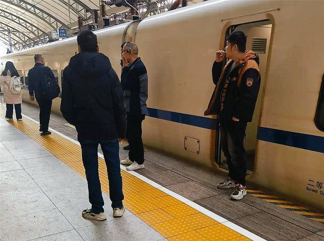 高铁站台禁烟，为何难以推行？去趟日本就都老实了......人家是真罚钱！不过