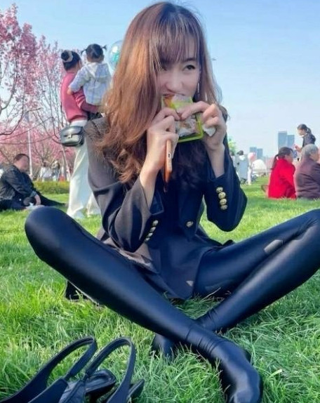 妹子，你这袜子穿着不热吗？