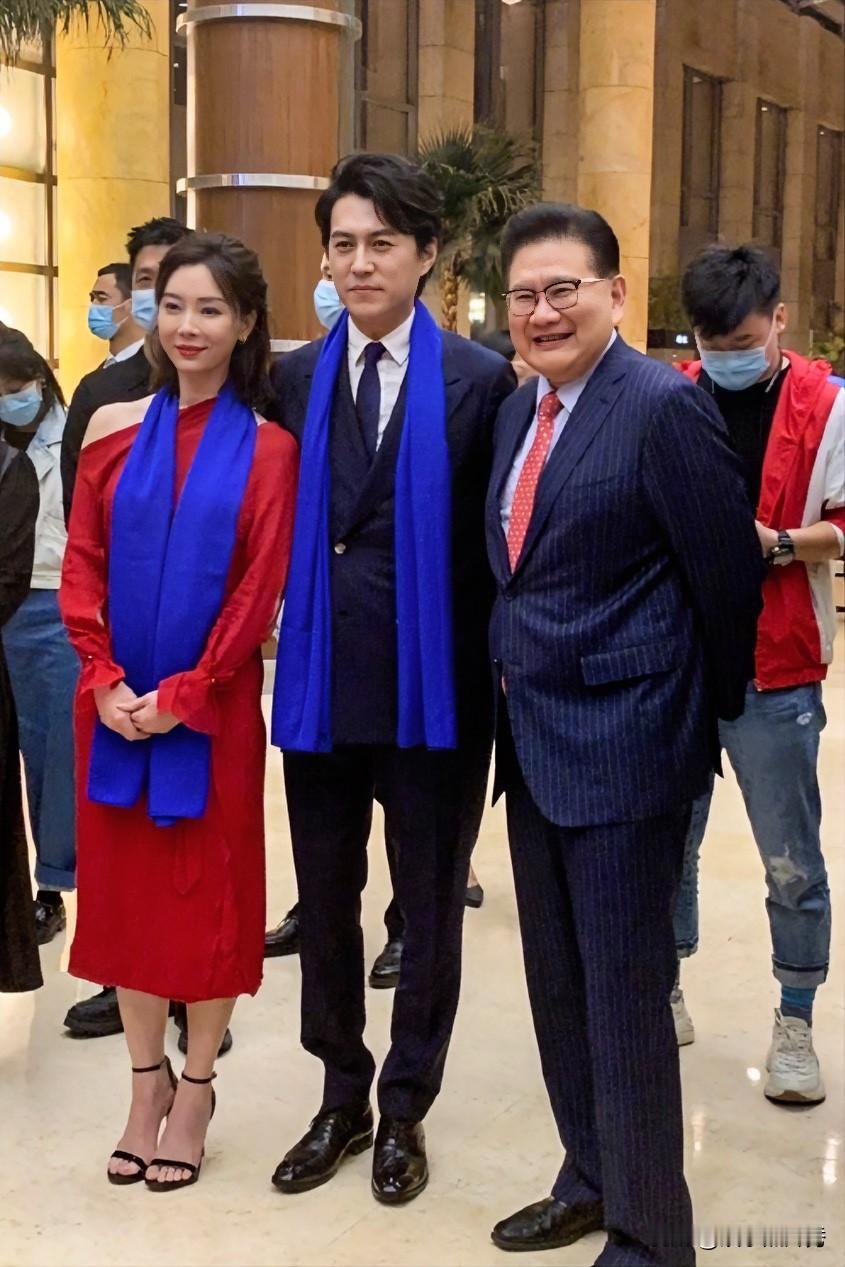 靳东和陈数属于“郎才女貌”，右边这位看起来挺“老实正经”的是谁啊？陈数一身红