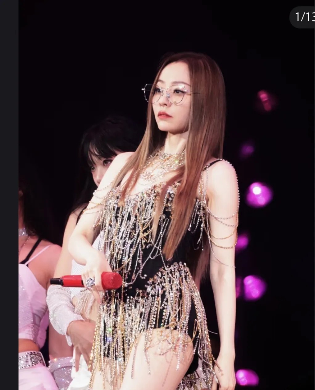 张靓颖啊，你醒醒吧真不是我说话难听我真看不下去了演唱会上