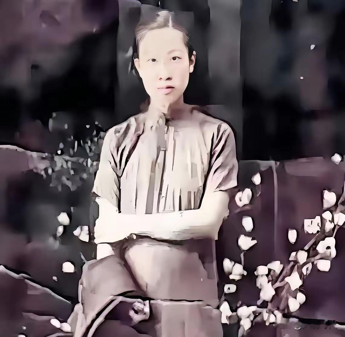 七个鬼子，把她围在河边。枪都扔了，开始解裤腰带。他们以为，这下稳了，一个女人而已