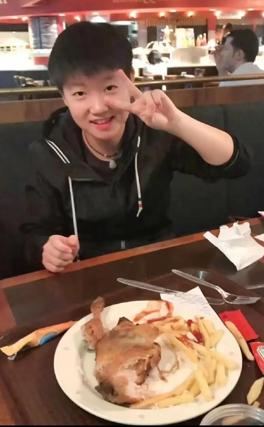 挖到古早冷门莎莎旧照，妥妥天生小吃货一枚无意间刷到孙颖莎很早之前的就餐老照