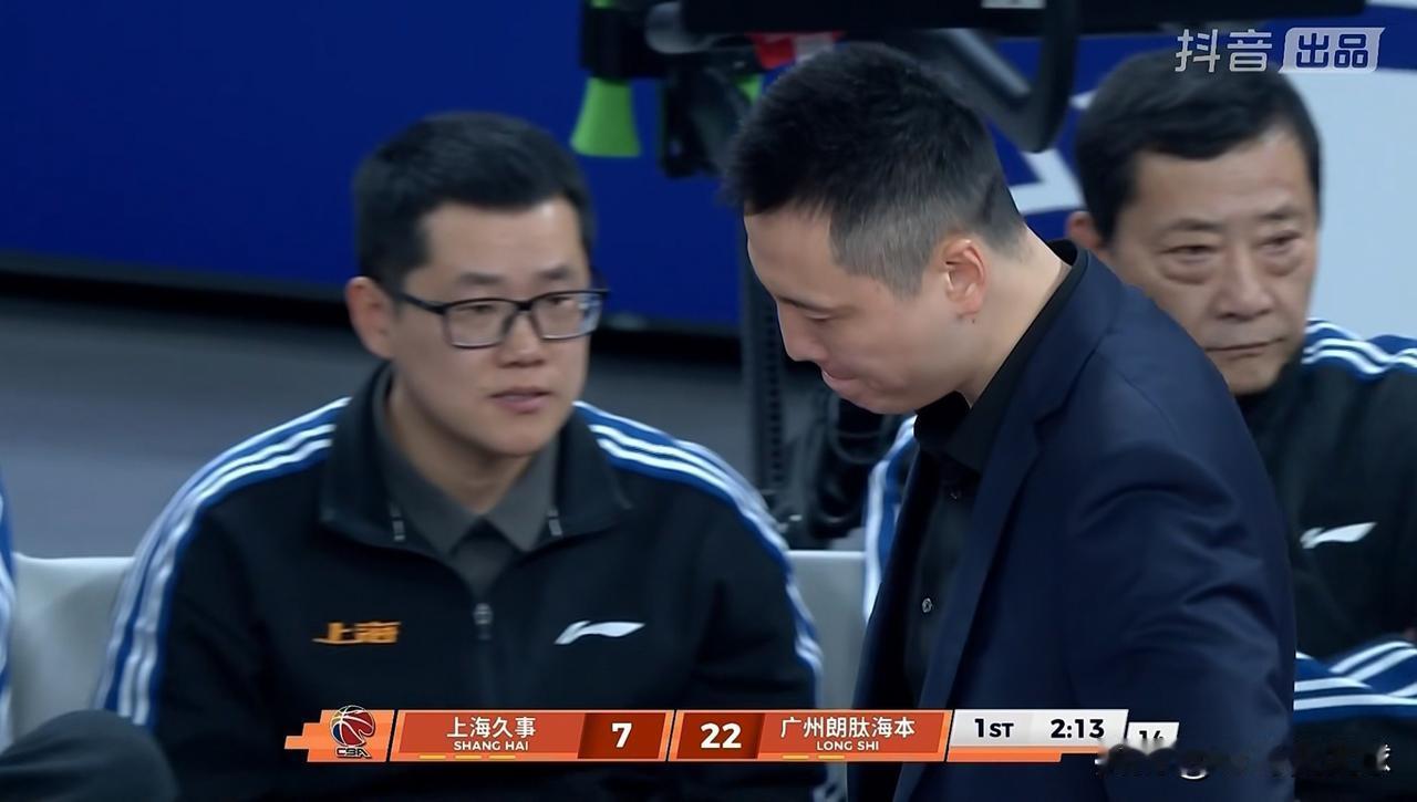 上海久事主帅卢伟真是一筹莫展！在今天上海久事主场迎战广州朗肽海本的比赛中，当时比