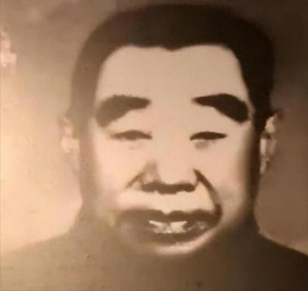 1950年，青海某军区营地。门卫冲进来报告："首长，外面来了个蒙古族同胞，不会说
