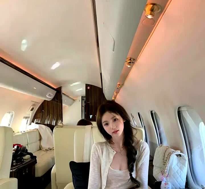 这次王思聪真的要当爸爸了？黄一鸣估计要哭晕了！最近网友在国外偶遇王思聪和