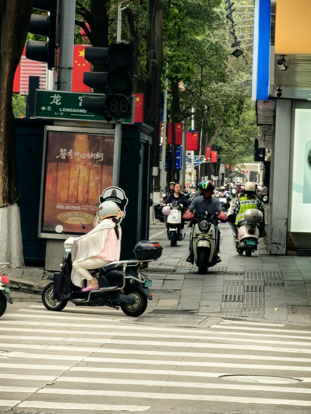 到了厦门才知道，站厦大操场看不见海；到了泉州才知道，电动摩托车在人行道上跑；