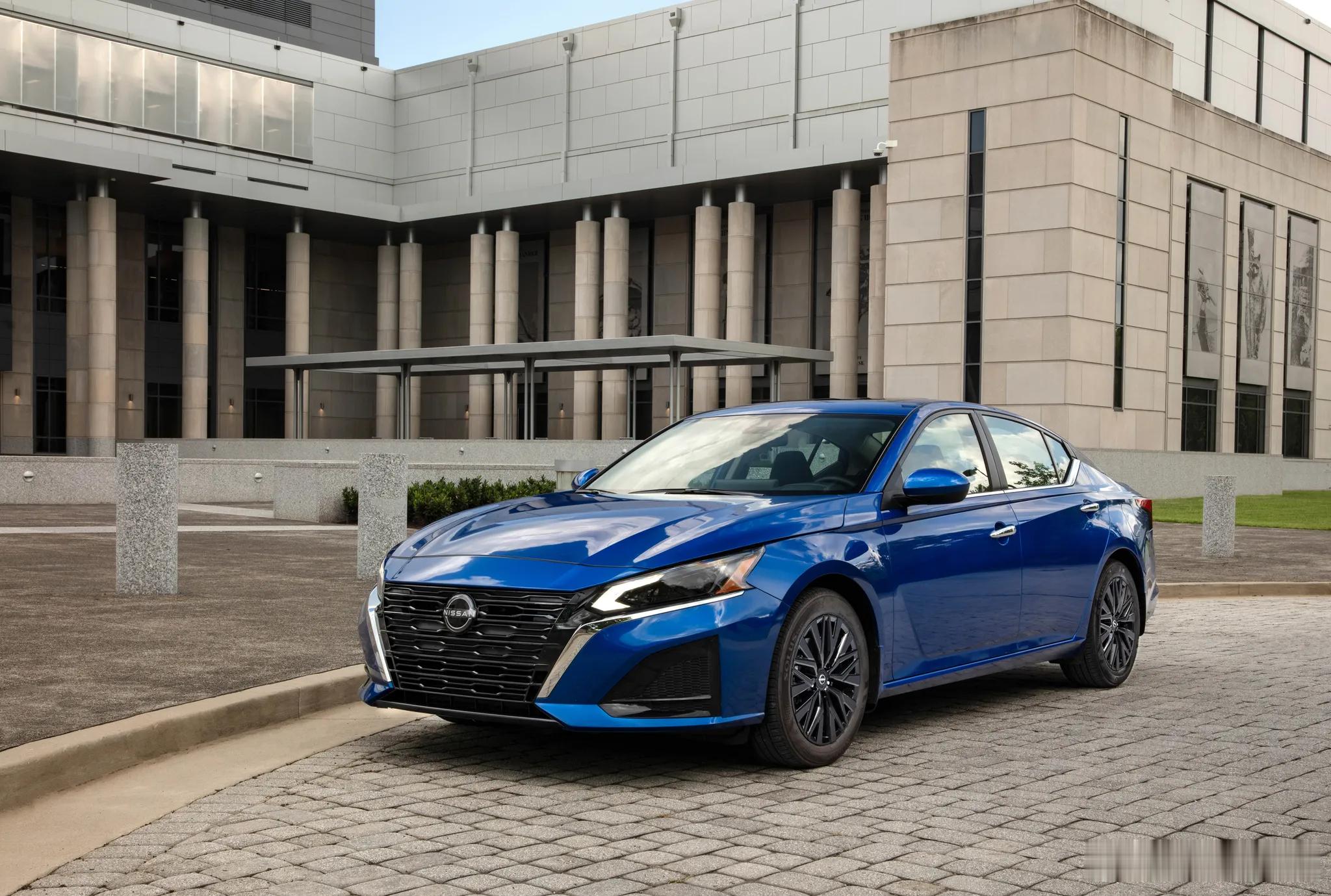 没有对比就没有伤害，来看看美国规格的2026款天籁，改成了什么样子。先看看这个造