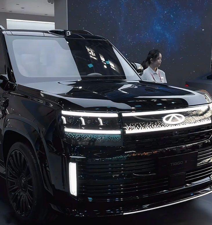 家人们谁懂啊！今天在展厅看到瑞虎X实车直接走不动道了！黑色车身在灯光下跟黑曜石一