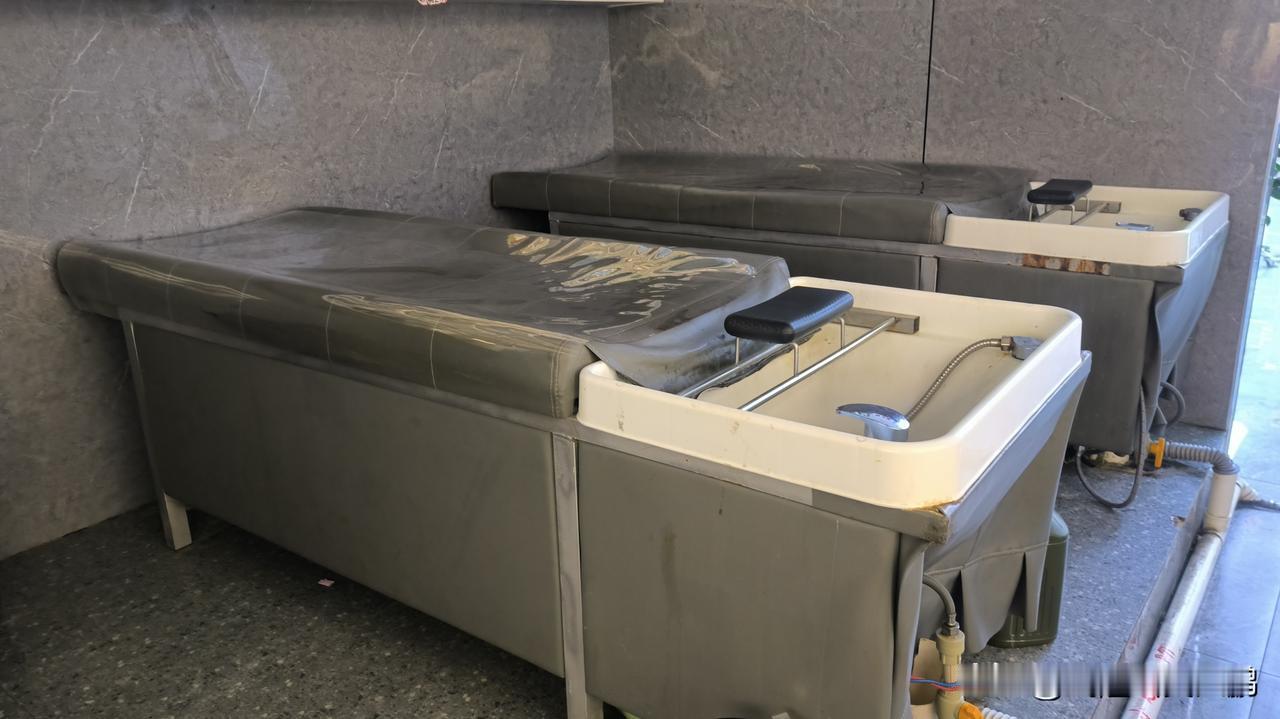 为什么美发学校出来的发型师，理发店不喜欢用？很多人以为：在美发学校学会剪发=