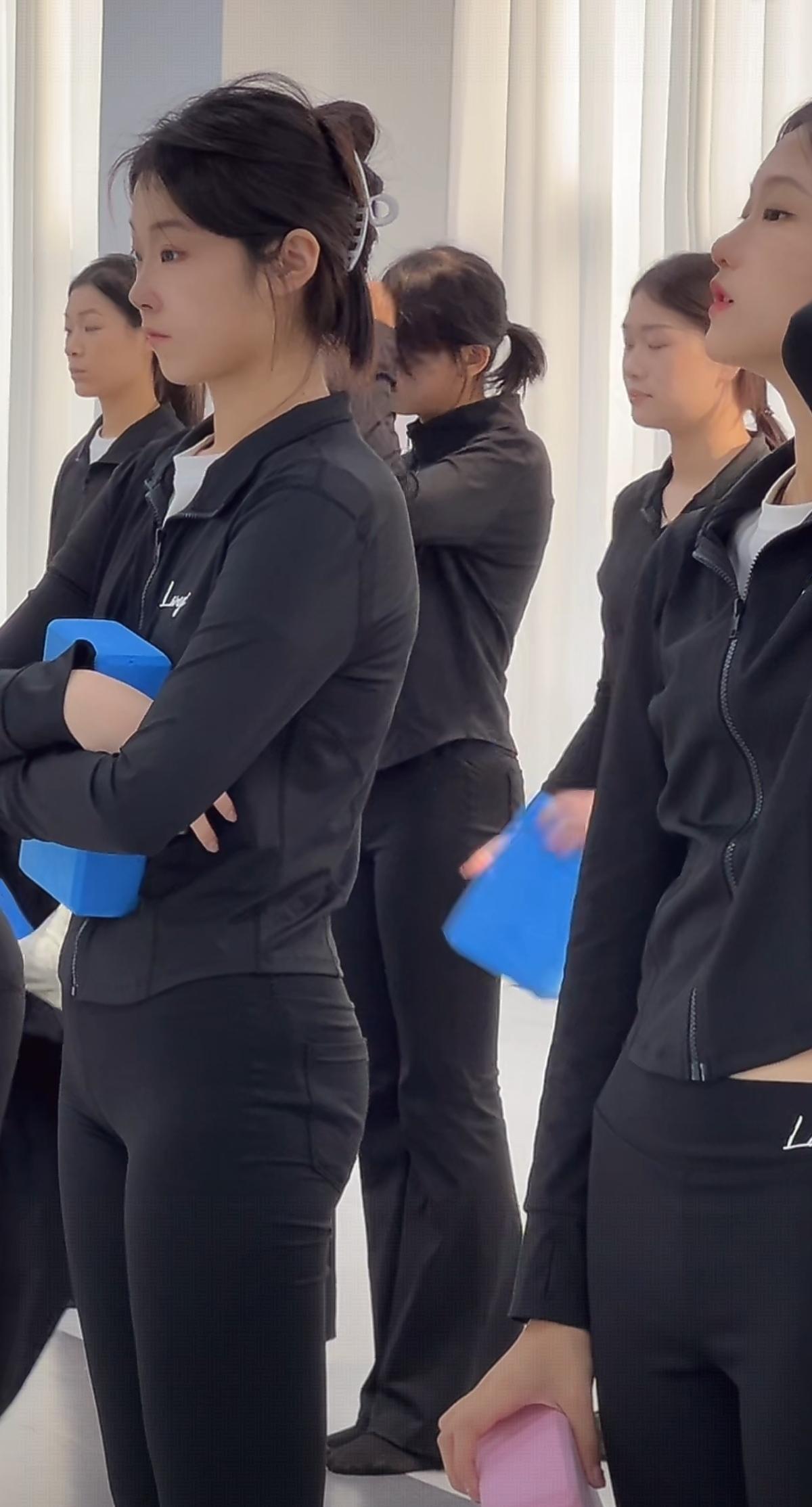 山东空乘模特艺考的女孩子们，每个至少175以上吧！她们为啥头上要顶一块砖呢？