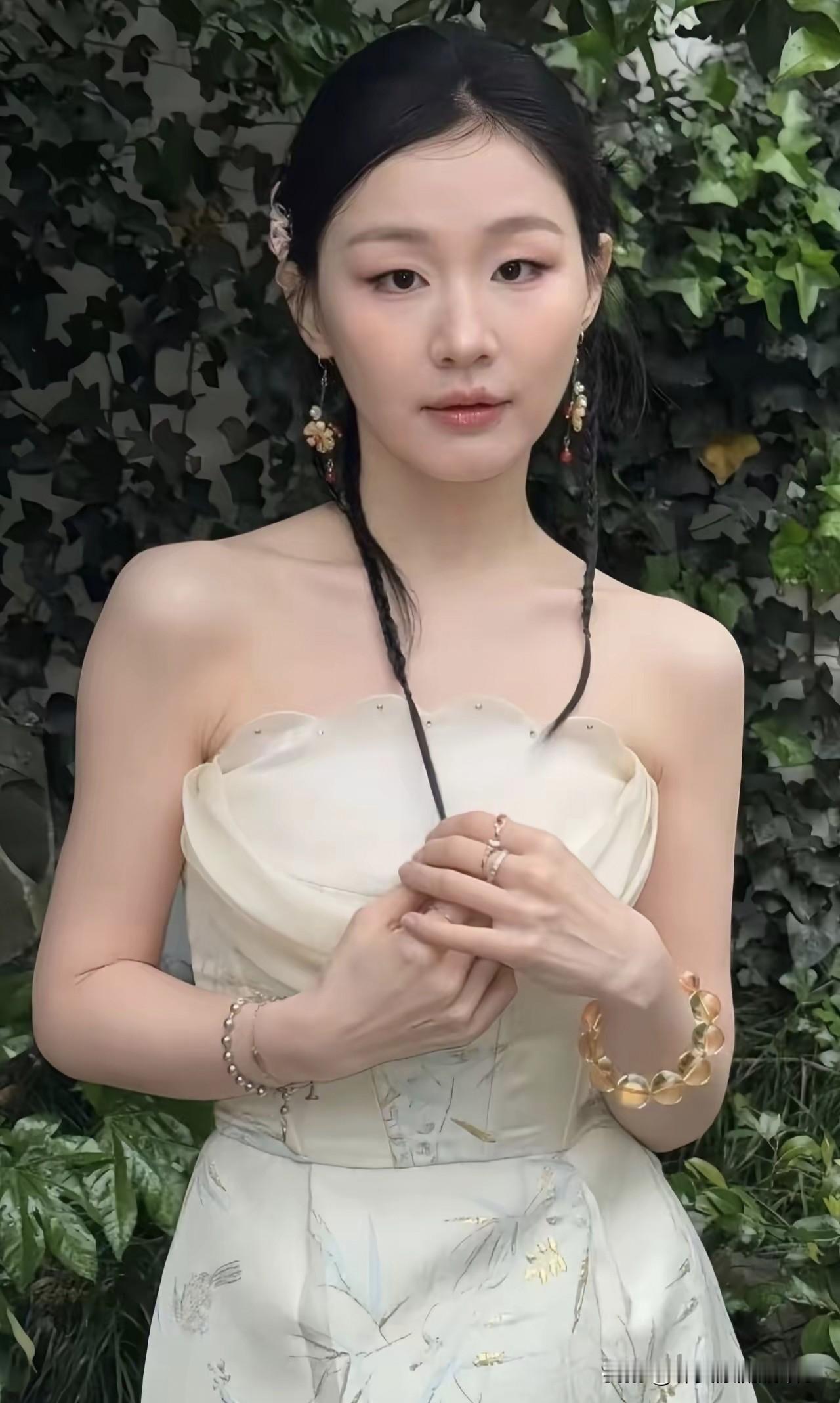 金靖出生在上海一条破旧的老弄堂里，父亲是电器维修工，腿脚不好，走路有点跛。母亲在