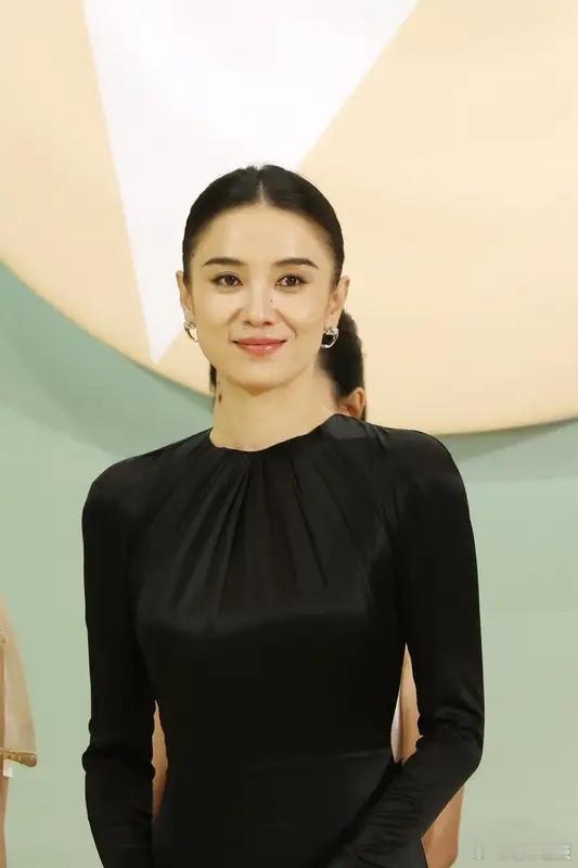 2025年，宋佳干了一件让整个娱乐圈都瞠目结舌的事——她居然在半年内，把中国电视