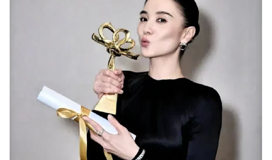 笑死，宋佳拿奖那天旁边那个黑衣男才是真顶流吧！这哥们的画风也太魔幻了