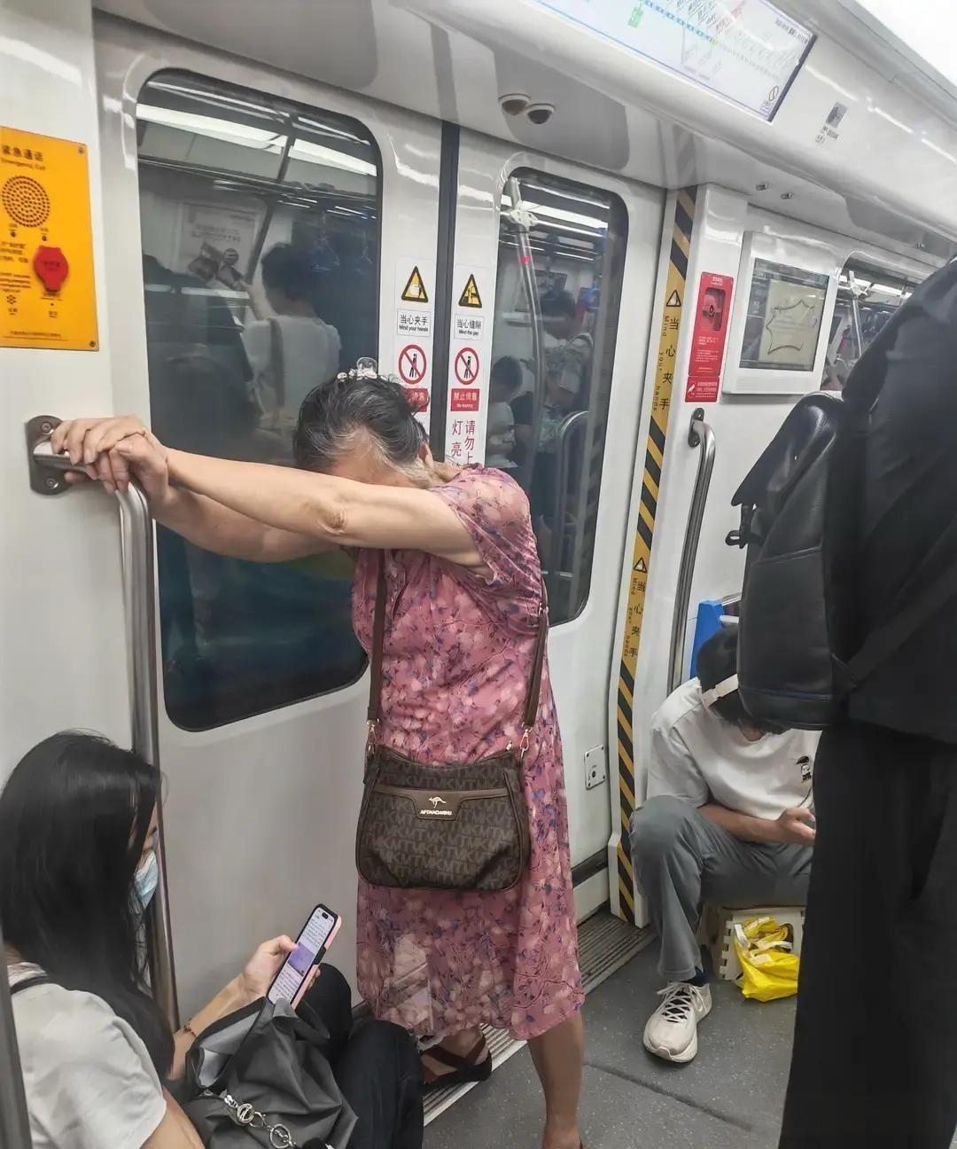 现在的年轻人都比教随意