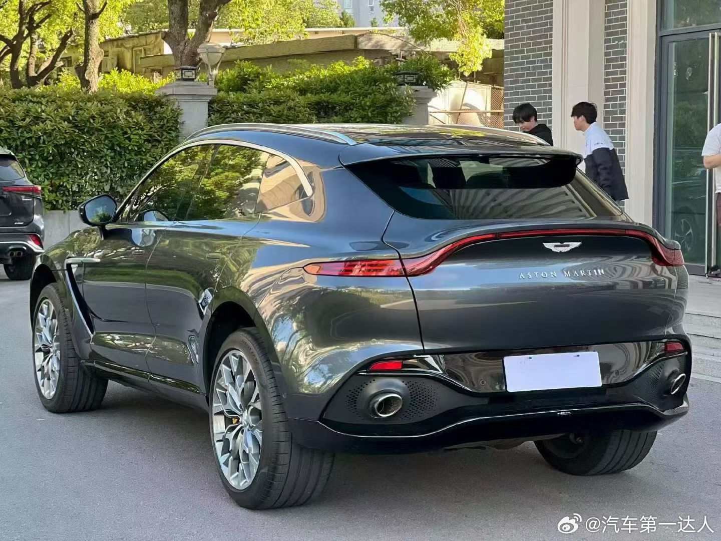 阿斯顿马丁DBX4.0V8，2024年，仅3600公里，准新车一台，带车衣