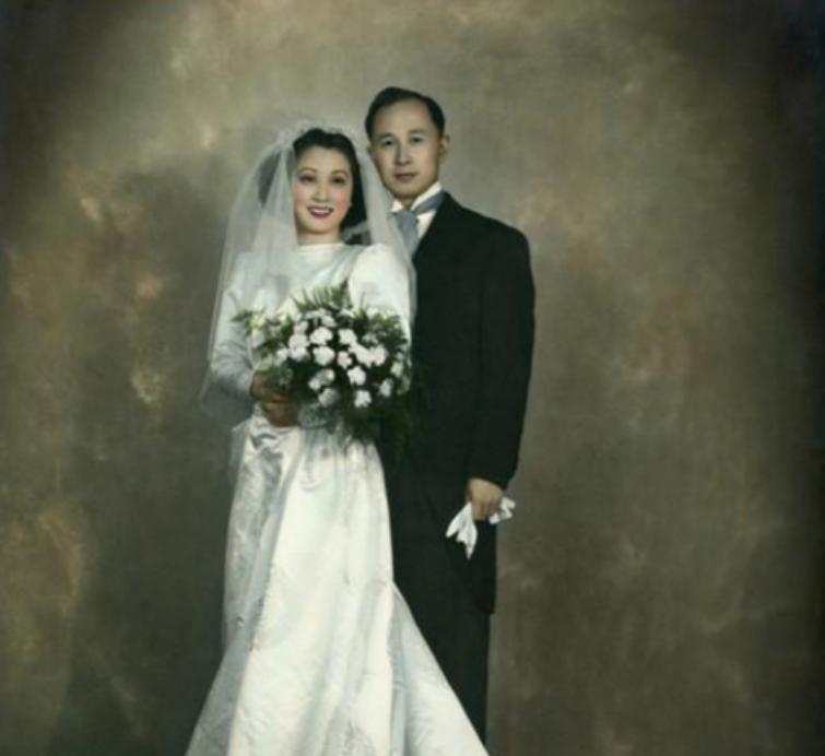 1947年，36岁的钱学森学成回国，单身的他遭父母催婚，干妹妹蒋英也来凑热闹，将