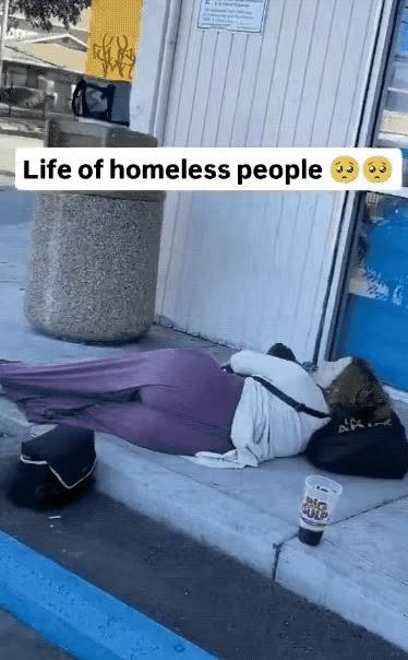 美丽国视频上近日流传的一则视频，一名无家可归的白人女性，就这样子简陋躺在街边。看