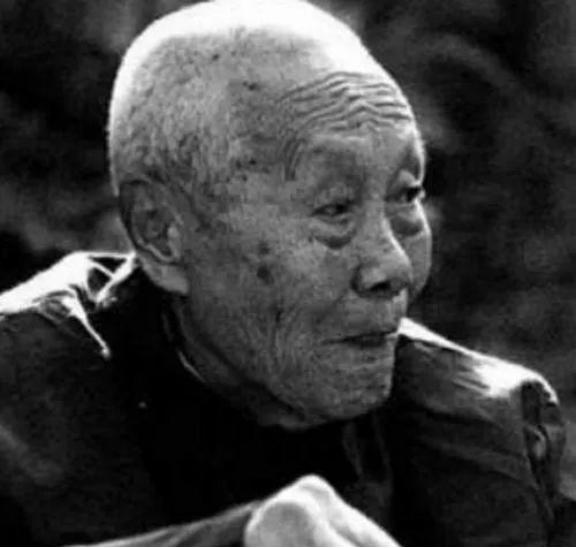 晚清时期，婉容把太监孙耀庭叫进闺房，命令他伺候自己冲澡，谁知，当她解开衣衫，孙耀