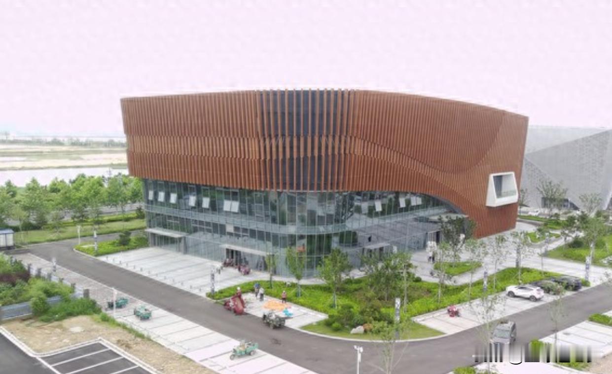 郭斌花了4.8个亿，在威海建了一座顶级乒乓球训练基地，场馆一流，设备一流，配套一