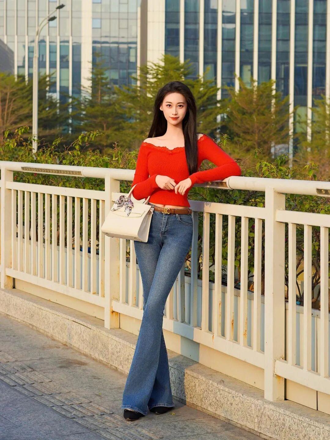 都市时尚女孩，红衣牛仔裤，优雅街拍街拍走拍穿搭牛仔裤女子都市丽人牛仔裤红衣