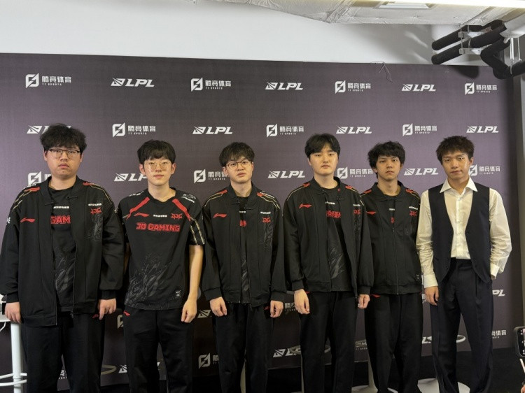 JDG赛后群访 教练: 大家有什么想法都说出来 一起加油吧