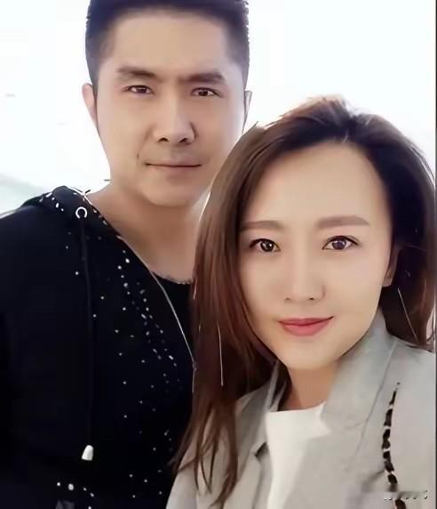 2012年，身价上亿的总裁石磊，送了一辆法拉利来追求潘长江之女潘阳。谁曾想，婚后