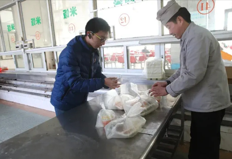 内卷式消费有多严重？前阵子，我们公司一千多号工人到了午餐时间，食堂里却没几个