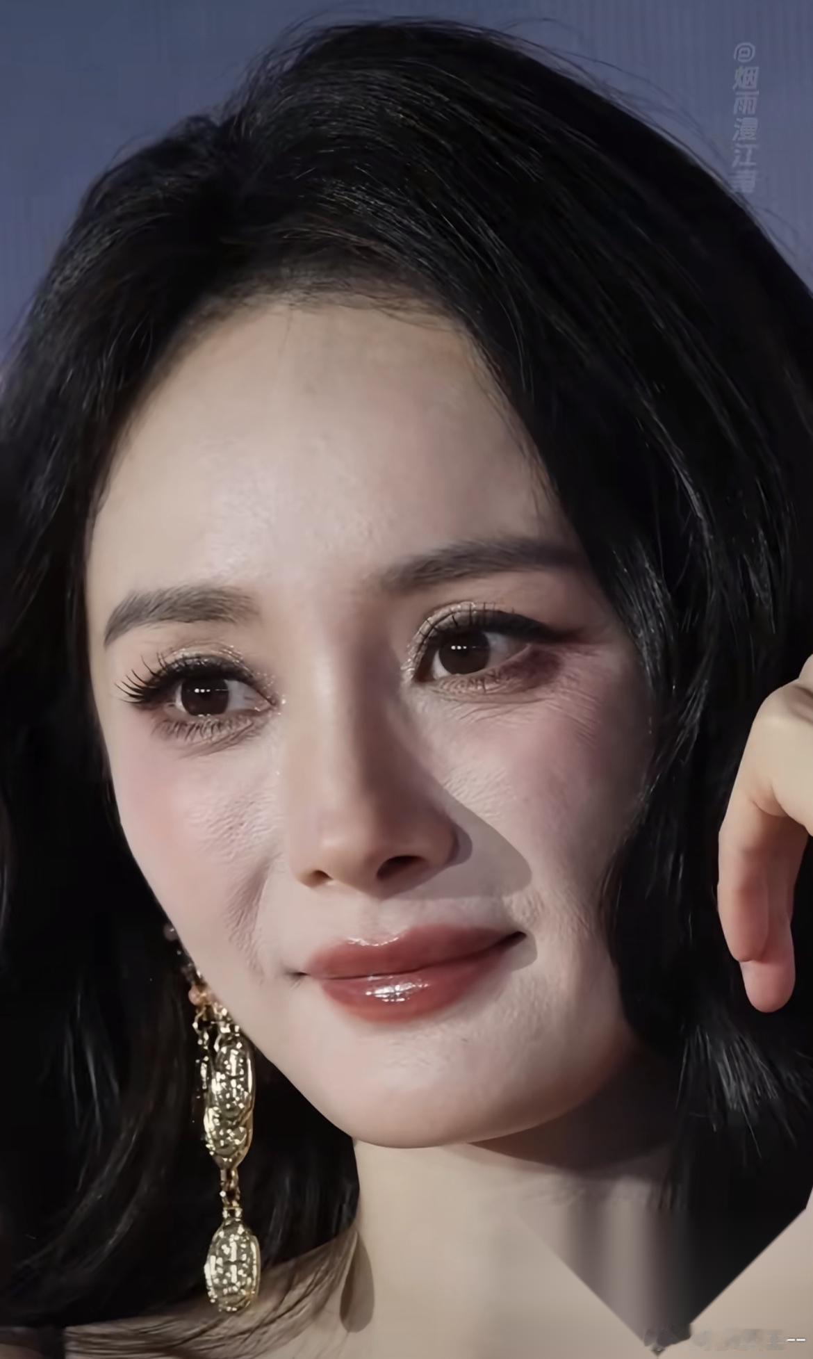 杨幂的鼻子，比她的回应诚实多了。早期照片一翻，鼻翼宽，鼻小柱长，鼻头也不算精