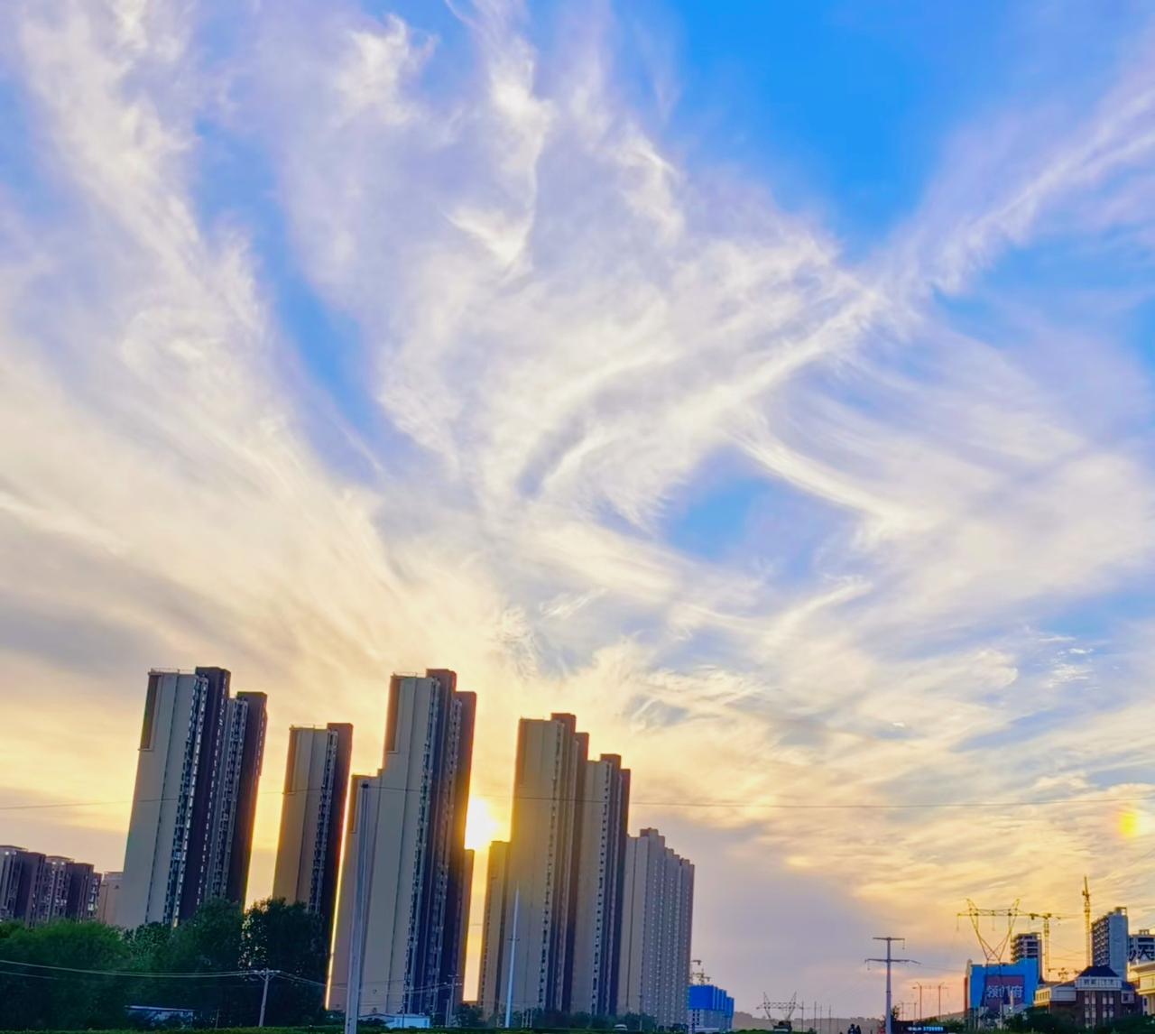 我们办公室新来的实习生小刘，让我看到了一年前的自己。上周开会，他有个绝佳的点子