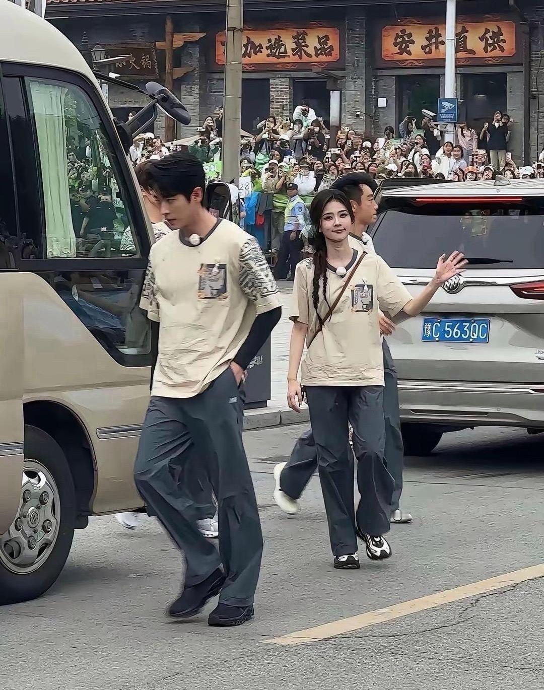 白鹿电视上看着感觉一般般，现实中真的漂亮！