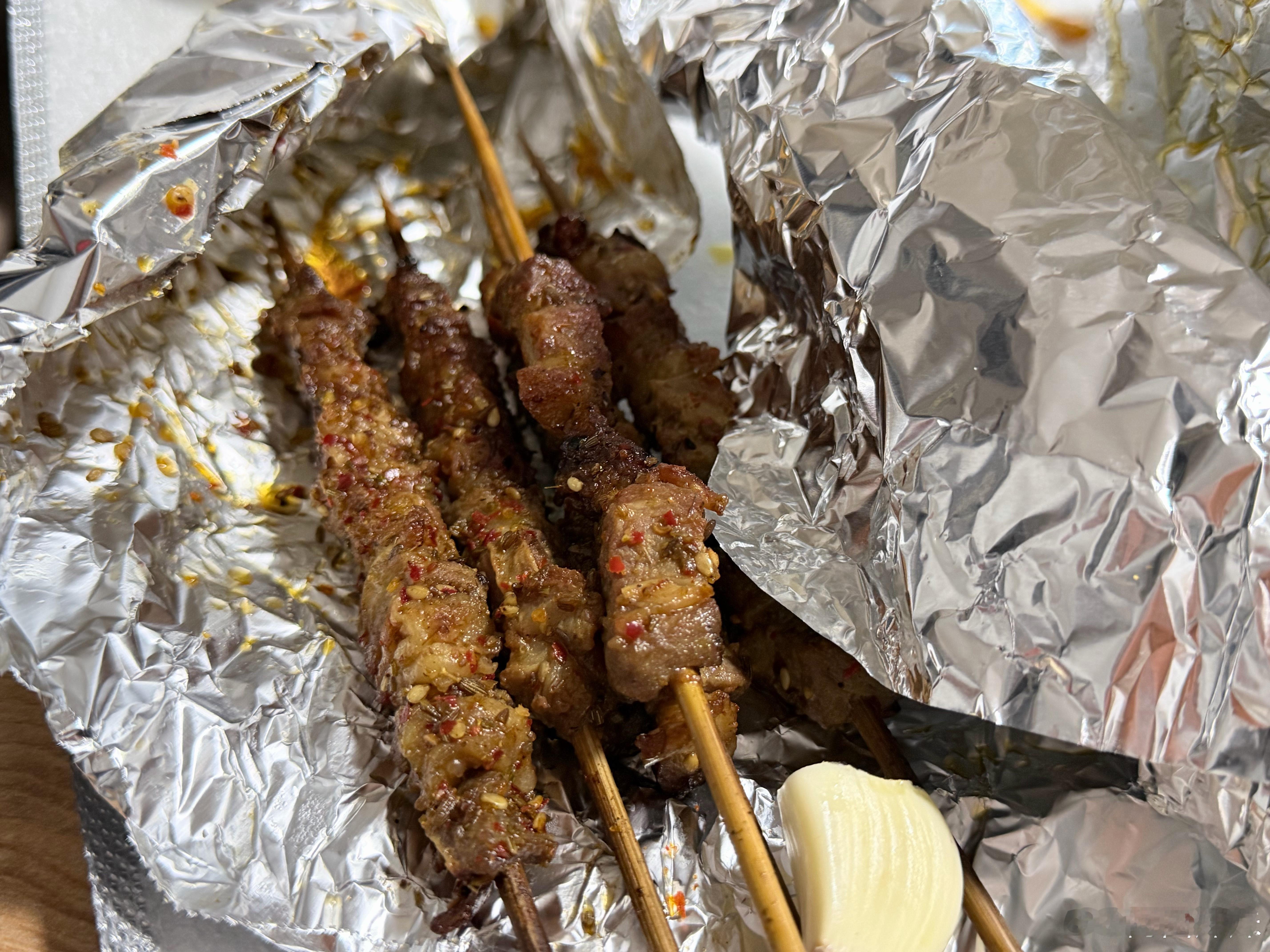 晚上睡不着跟朋友一块整点烤串，这明天不得老肿了，但是这个点吃烧烤也老香了