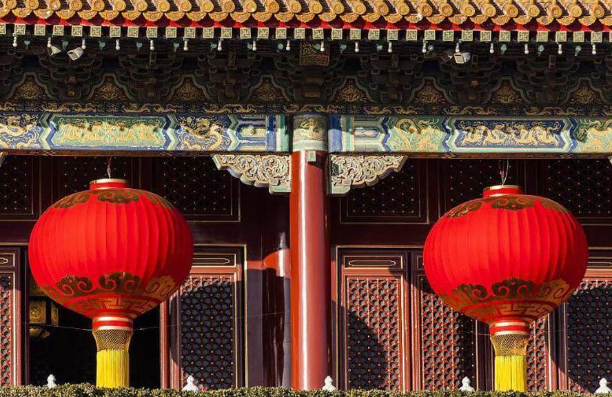开国大典时，挂在天安门城楼上的这些宫灯，后来被拍卖，起价10万元，最后以1380