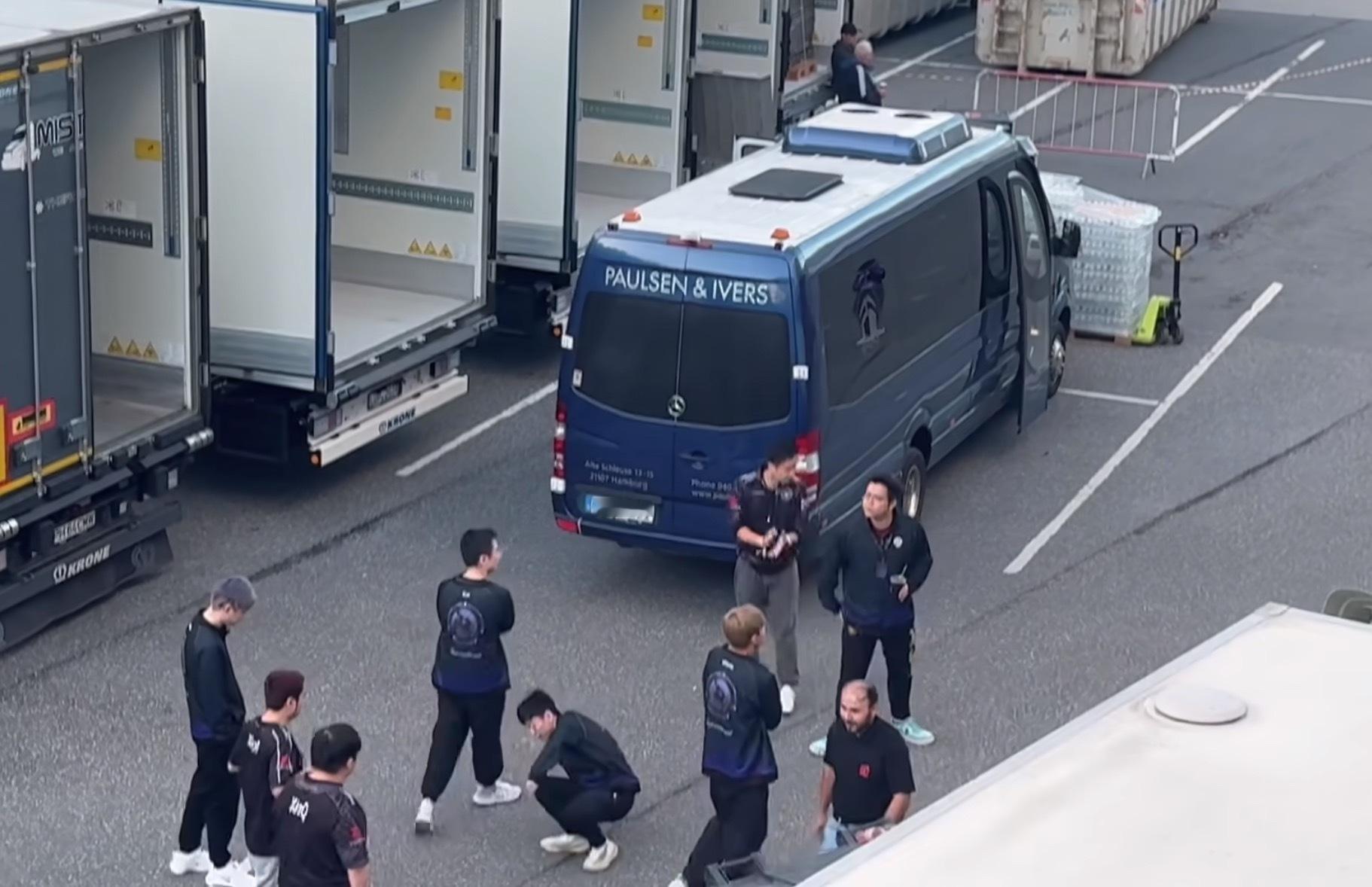 有刀友在XG决赛场间休息复盘时拍的，X哥真的就是在地上坐着复盘dota2​​​