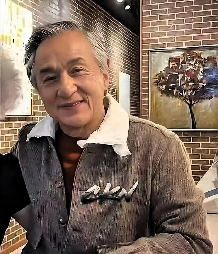 成龙到底是服软了。也是，都70岁了，功夫再高也挡不住这血脉里的亏欠感。前脚