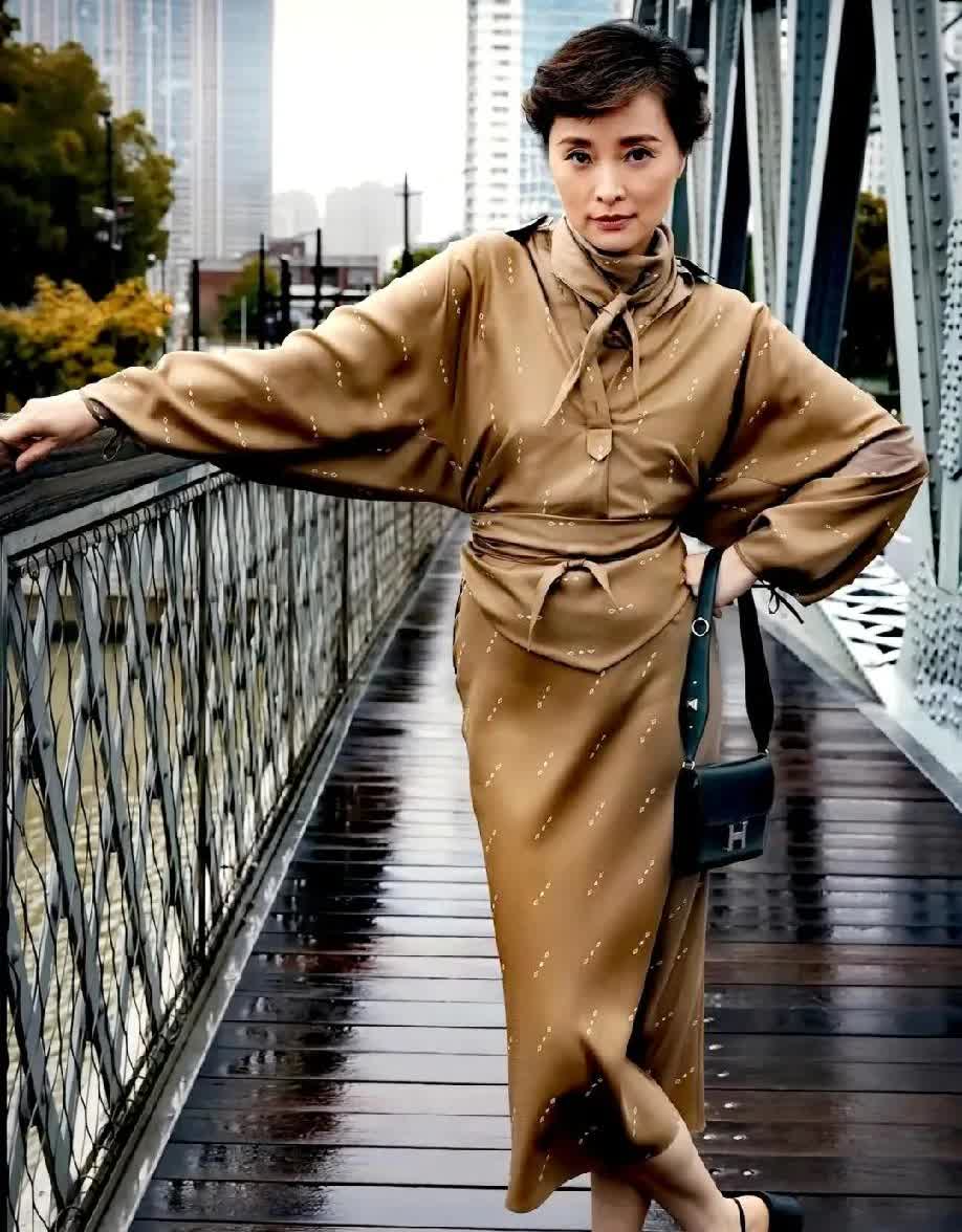 被吴越上海街拍杀疯了！救命！吴越最近上海街拍直接杀疯，这松弛感穿搭谁看