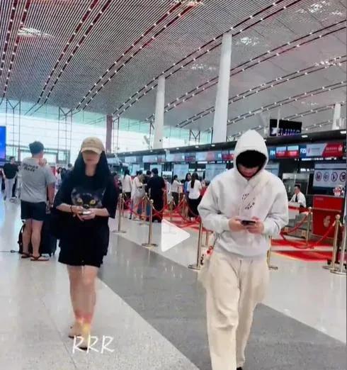 胡可带娃现身机场，两个儿子，两个世界