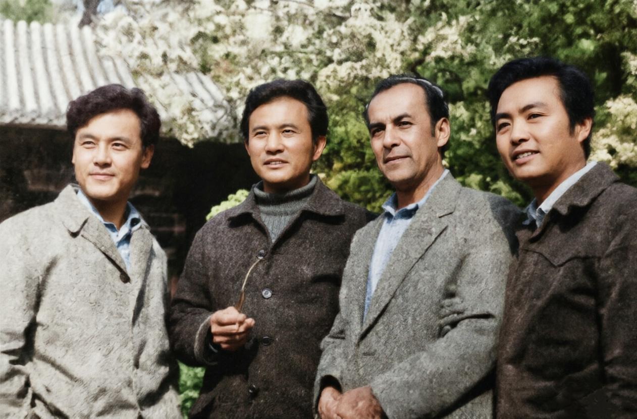 一张老照片：我只认出了发型拉风、仪表堂堂的达式常，目光沉和的杨在葆与朗目疏眉、鼻