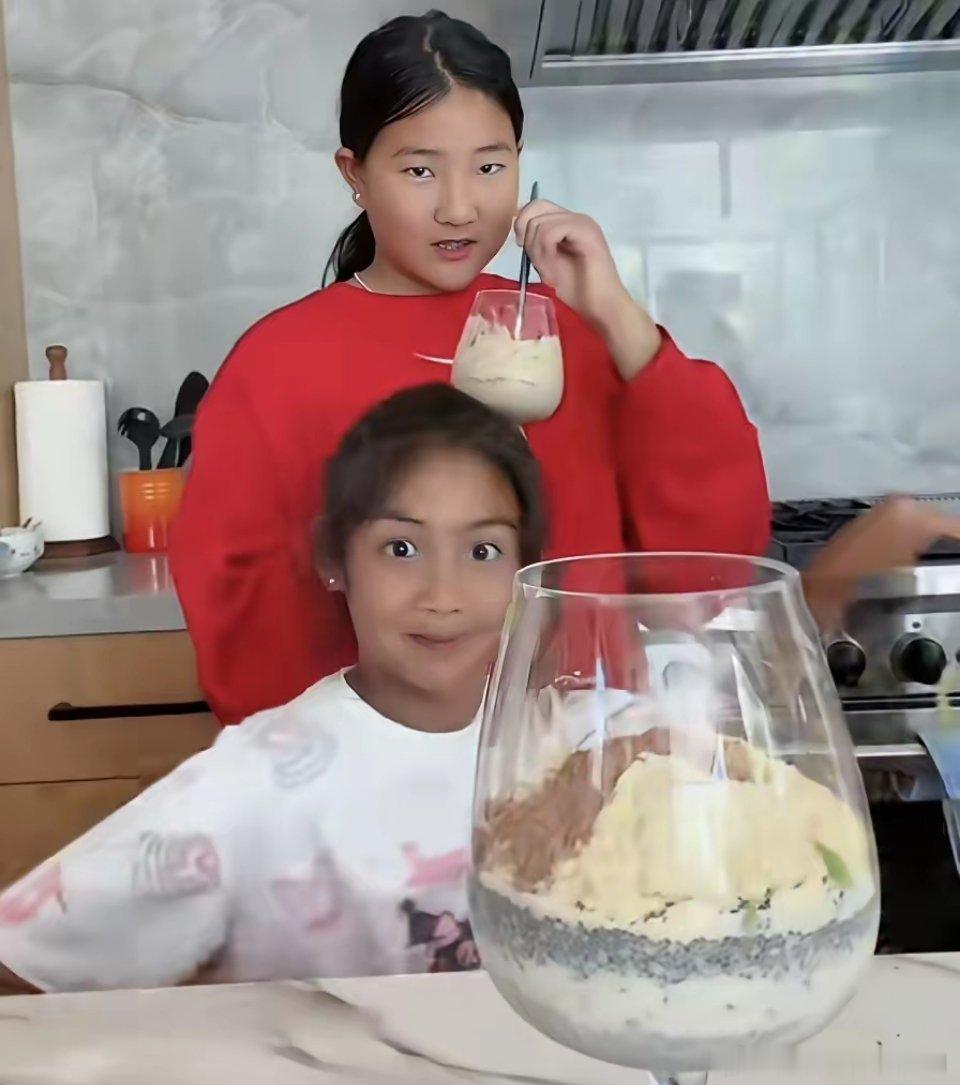 何洁带着两个女儿一起做减肥甜品，10岁宝妹个头快要赶上妈妈，亲爸赫子铭180的身