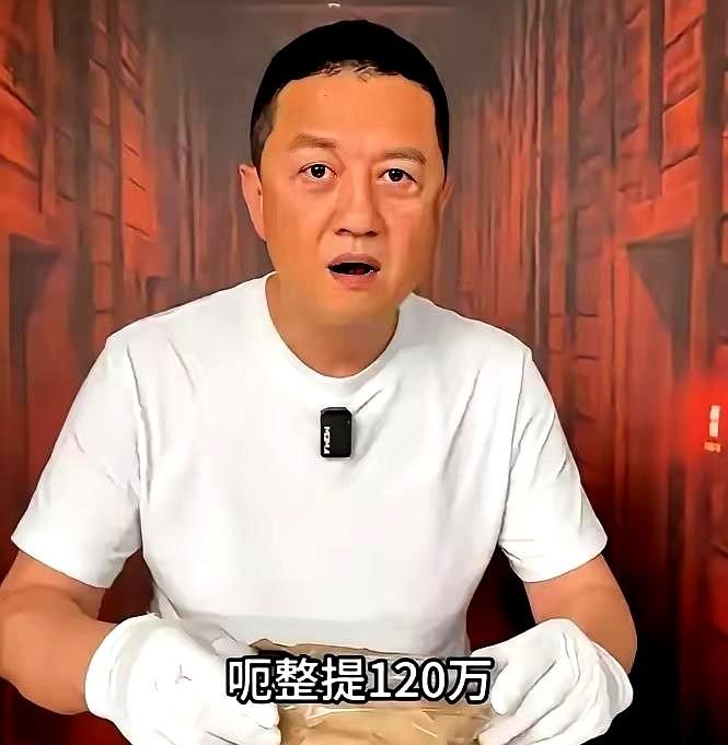 李亚鹏卖袜子，一天卖了42万双。是9块9，真·袜子。他蹲在镜头前，手里拎着一