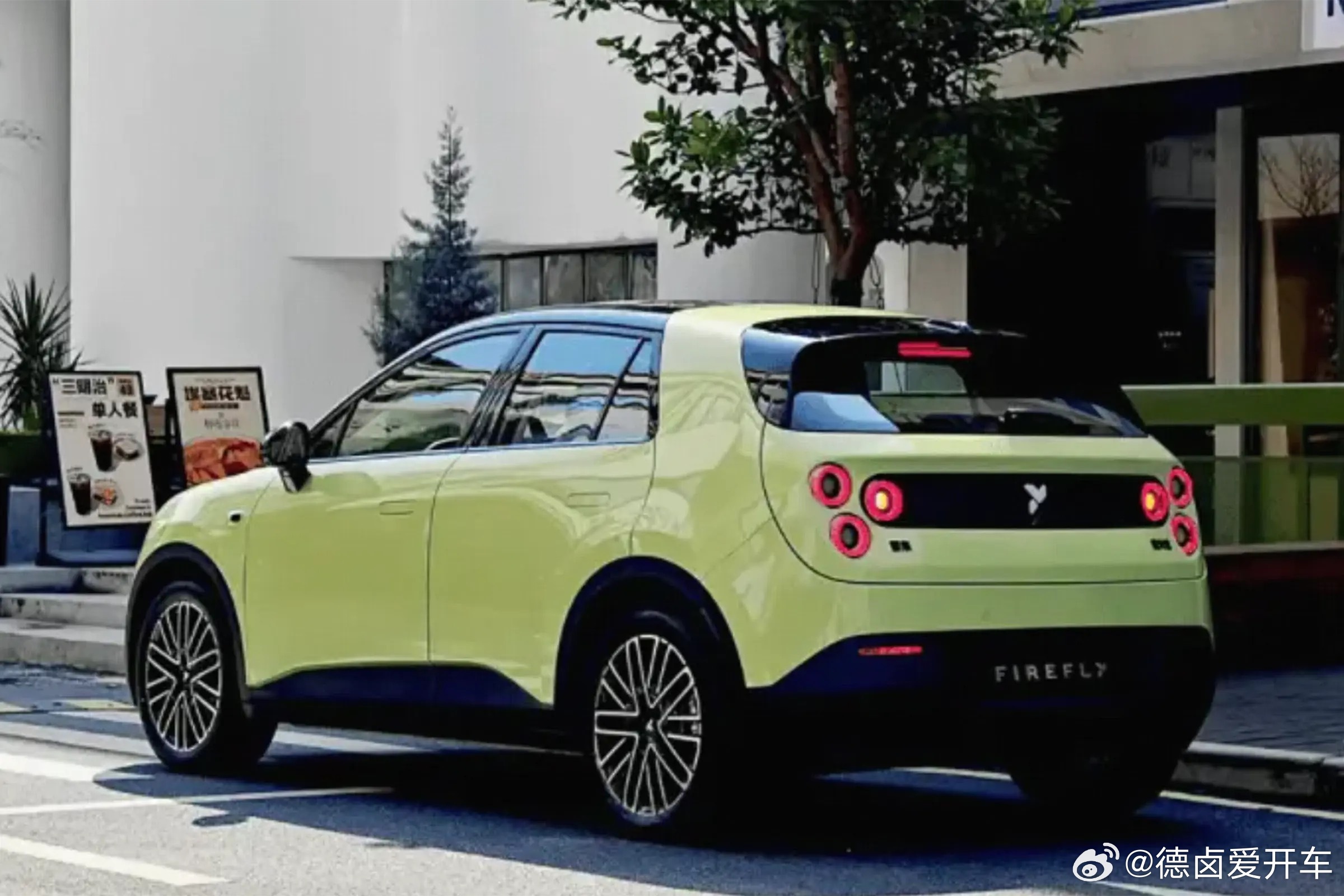 萤火虫特别版又要上新了，这次会基于「新生绿」打造，毕竟春天来了是可以带点绿。