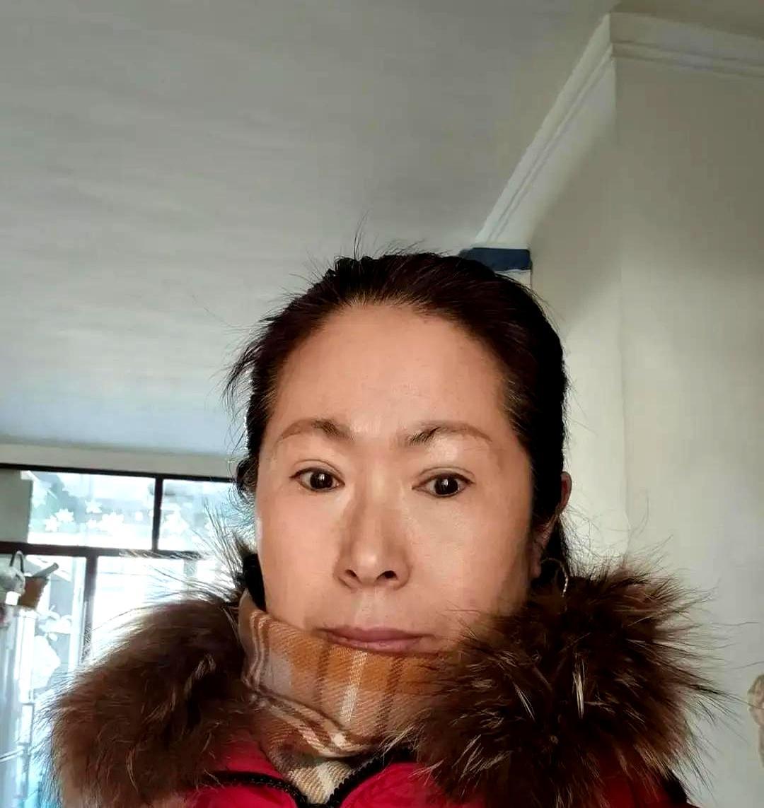 沈阳零下二十度，单亲妈妈冻得直哆嗦，才把闺女送进校门。回家翻出三年前前夫送