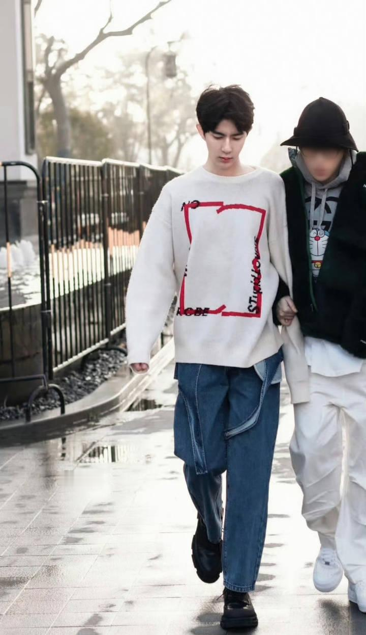 她不是超模，却把街拍穿成了T台。萌萌的走红不靠滤镜，靠的是1:8....