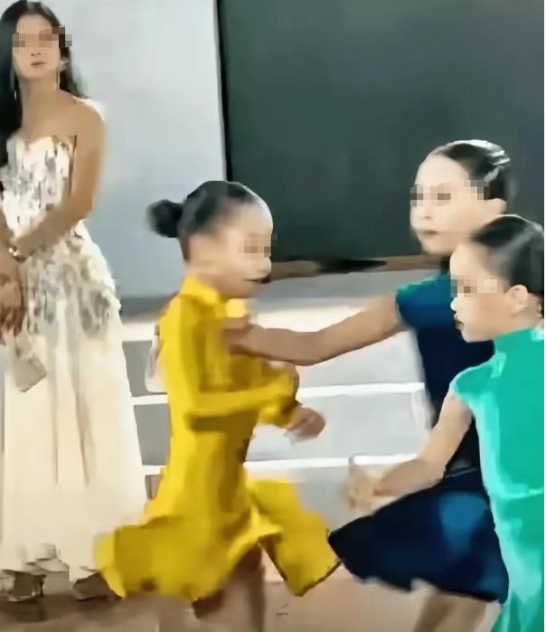 "没教养！"深圳拉丁舞赛场推人事件处罚结果公布：蓝裙女孩第三名成绩取消，禁赛一年