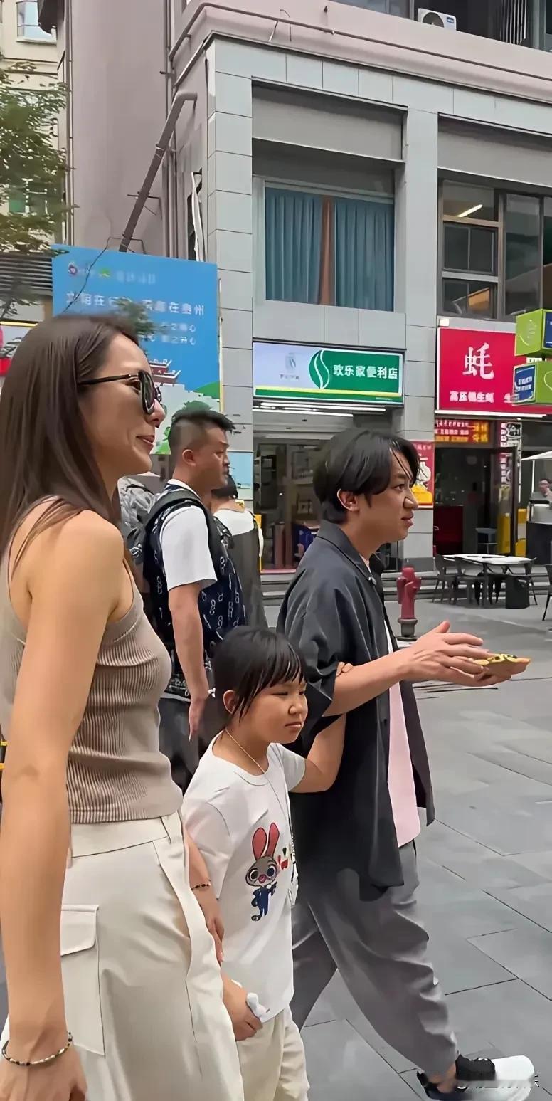 看到王祖蓝女儿正脸照，再一次感受到父系基因的强大。他女儿的五官和脸型甚至肤色几